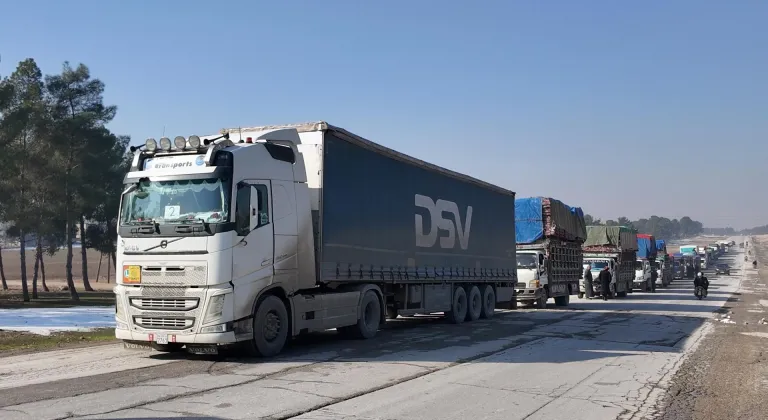 Suriye hükümeti, Aynularab’a 24 araç yardım malzemesi gönderdi