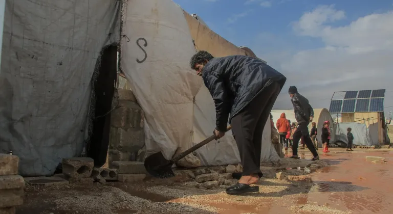 Suriye'de Halep’in kuzeyinde sel nedeniyle sığınmacıların kampları su altında kaldı