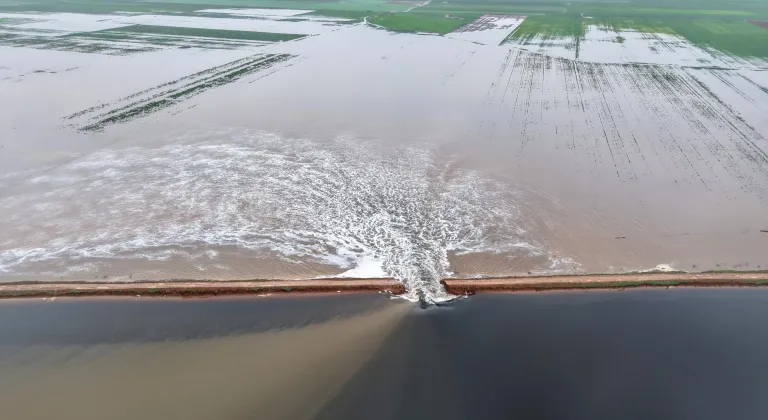 Suriye’de sağanak nedeniyle sulama göleti patladı