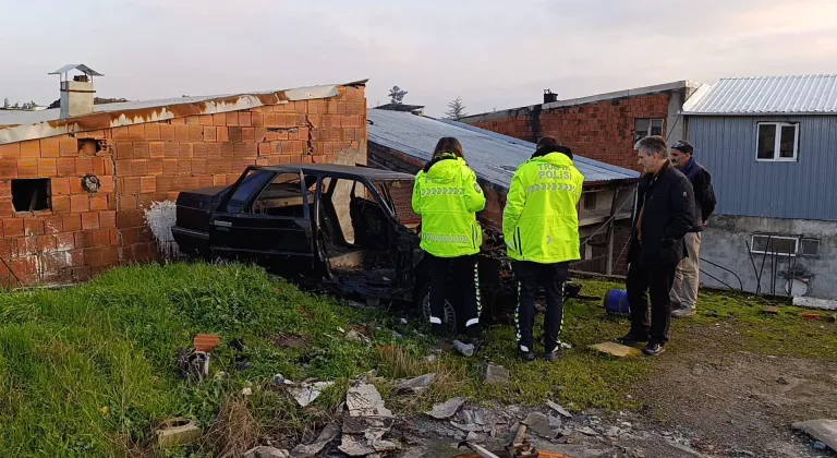 Tamir etmek için çıktıkları iş yerinin çatısında hurda vaziyette otomobil buldular