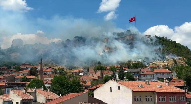 Tarihi Kütahya Kalesi'nde çıkan yangına müdahale ediliyor