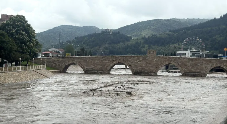 Taşkın riski bulunan Yeşilırmak Nehri'nde çalışmalar sürüyor