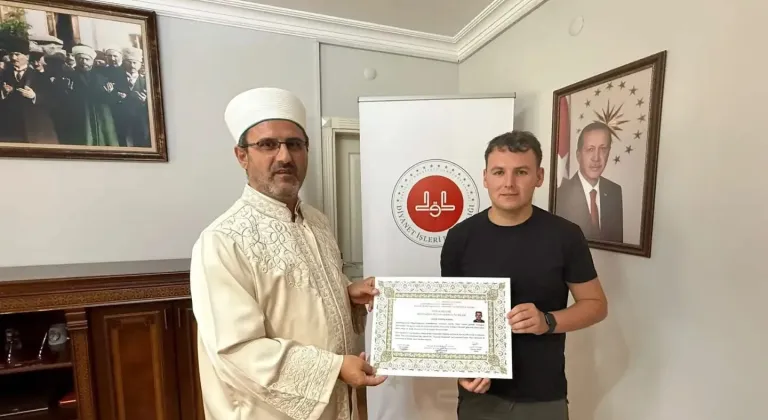 Tatil için geldiği Aydın'da İslamiyet'ten etkilenen İrlandalı genç, Müslüman oldu