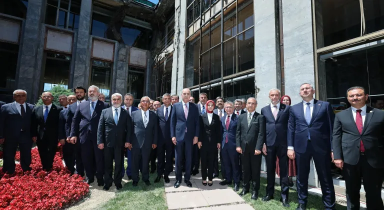 TBMM Başkanı Kurtulmuş, 15 Temmuz'da Meclis'te bombalanan alanlara karanfil bıraktı