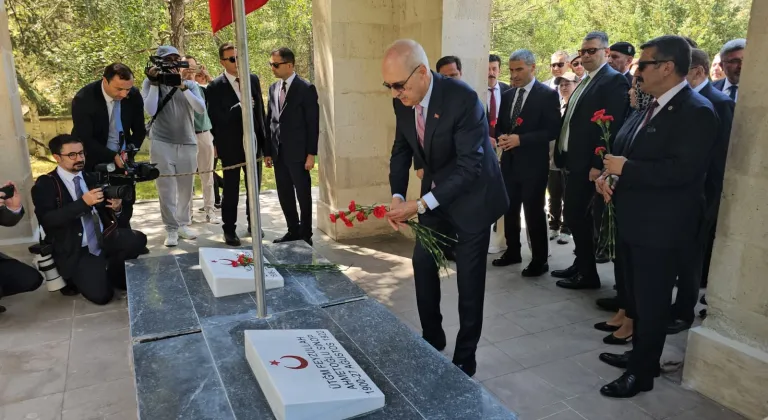 TBMM Başkanı Kurtulmuş, Büyük Zafer'in 104. yıl dönümünde Kocatepe'deki Başkomutan Mustafa Kemal Anıtı'nda düzenlenen törene katıldı