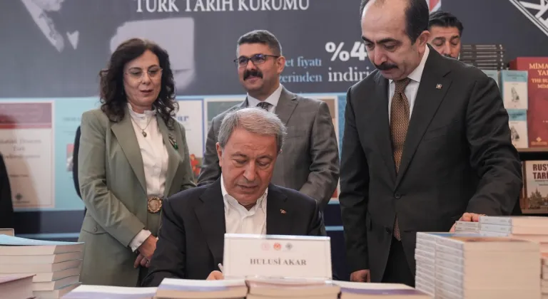 TBMM Milli Savunma Komisyonu Başkanı Akar, "Külliye'de Ramazan" etkinliklerinde okurlarla buluştu