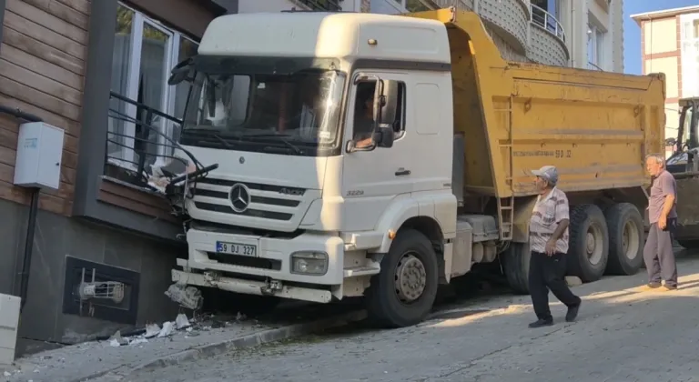 Tekirdağ'da freni boşalan kamyon eve çarptı