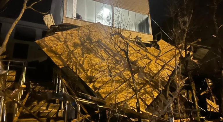 Tekirdağ'da kuvvetli rüzgar nedeniyle bir ev ve iş yerinin çatısı uçtu