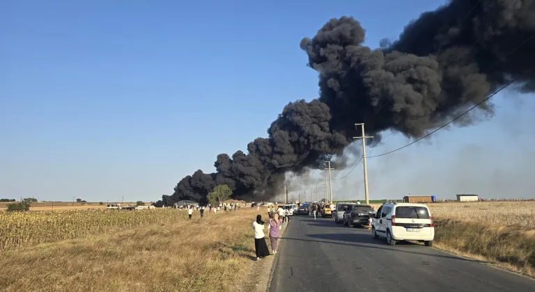 Tekirdağ'da lastik deposunda çıkan yangın söndürüldü