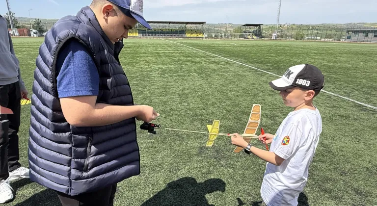 Tekirdağ'da öğrenciler tasarladıkları model uçaklarla yarışıyor
