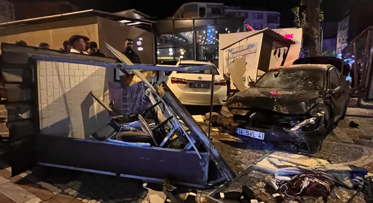 Tekirdağ'da otobüs durağına çarpan otomobildeki 3 kişi yaralandı