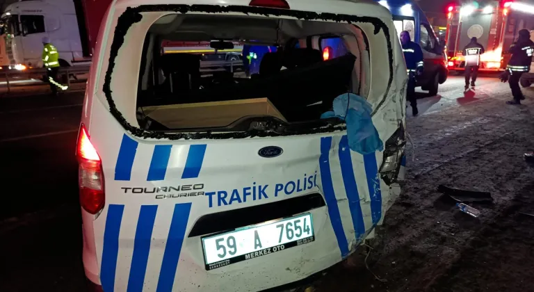 Tekirdağ'da park halindeki polis aracına çarpan otomobildeki 2 kişi yaralandı