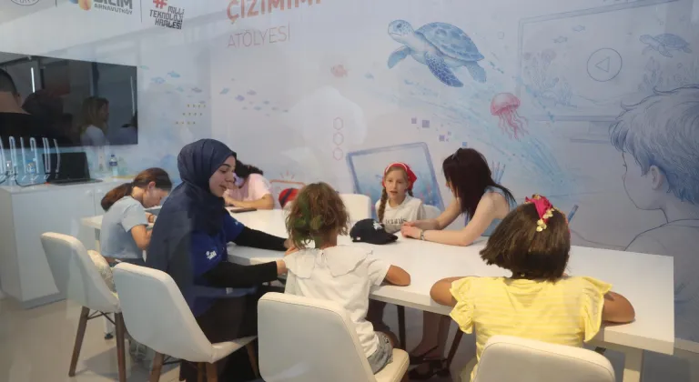 TEKNOFEST Mavi Vatan'da çocuklar "T3 Vakfı Standı Atölyeleri"nde denizcilikle ilgili bilgileniyor