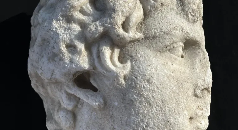 Teos Antik Kenti'nde 13 yazıt ve Antinoos'un portresi bulundu
