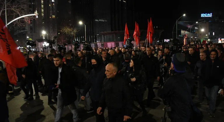 Tiran'da binlerce kişi Rama hükümetinin istifasını istedi