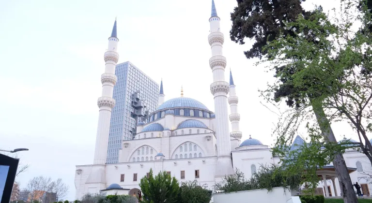 Tiran'daki Namazgah Camisi'nde iftar programı düzenlendi
