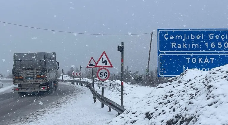 Tokat-Sivas kara yolunda kar yağışı etkili oluyor