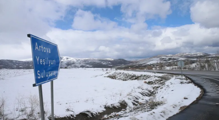 Tokat-Sivas kara yolunda kar yağışı etkili oluyor