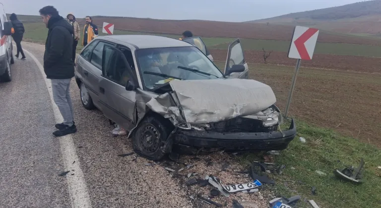 Tokat'ta 2 otomobilin çarpıştığı kazada 7 kişi yaralandı