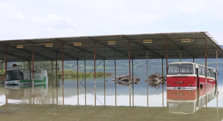 Tokat'ta Almus Baraj Gölü'nde dolusavaktan akan su dronla görüntülendi
