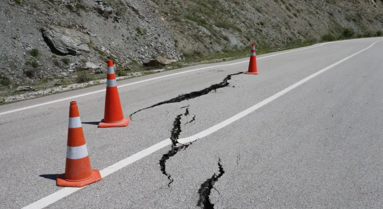 Tokat'ta Ballıca Mağarası yolunda çökme meydana geldi