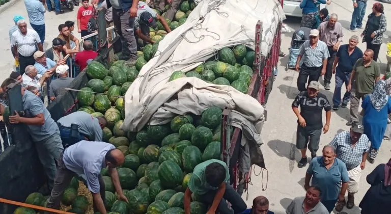 Tokat'ta bir üretici tıra yüklediği karpuzları ücretsiz dağıttı