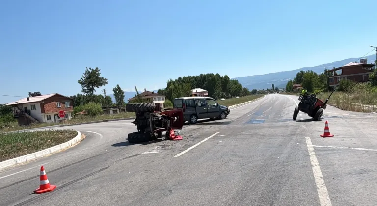 Tokat'ta hafif ticari araç ile traktörün çarpıştığı kazada 5 kişi yaralandı