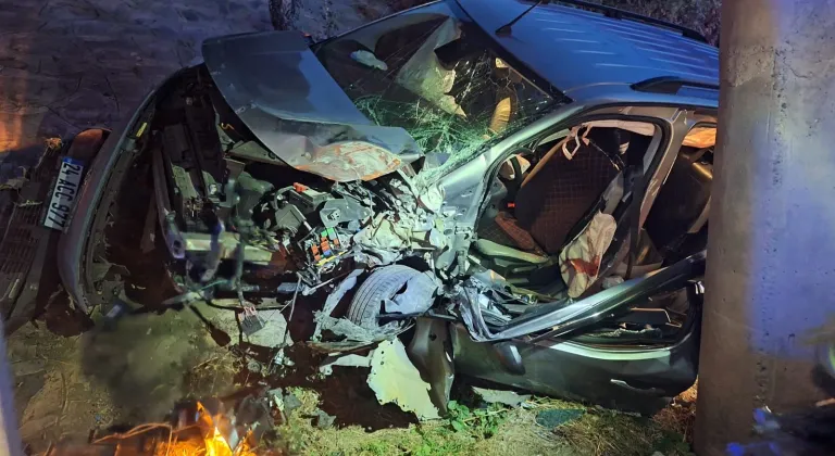 Tokat'ta hafif ticari aracın köprü duvarına çarpması sonucu 1 kişi öldü, 4 kişi yaralandı