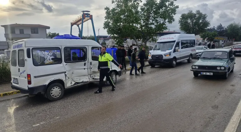 Tokat'ta iki minibüs çarpıştı, 11 kişi yaralandı