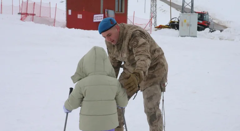 Tokat'ta jandarma, şehit ve gazi çocukları ile yakınlarına kayak eğitimi verdi