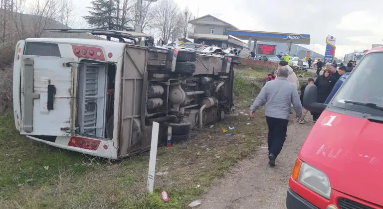 Tokat'ta öğrencileri taşıyan minibüs ile otomobilin çarpıştığı kazada 22 kişi yaralandı