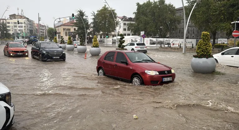 Tokat'ta sağanak ve kuvvetli rüzgar etkili oldu