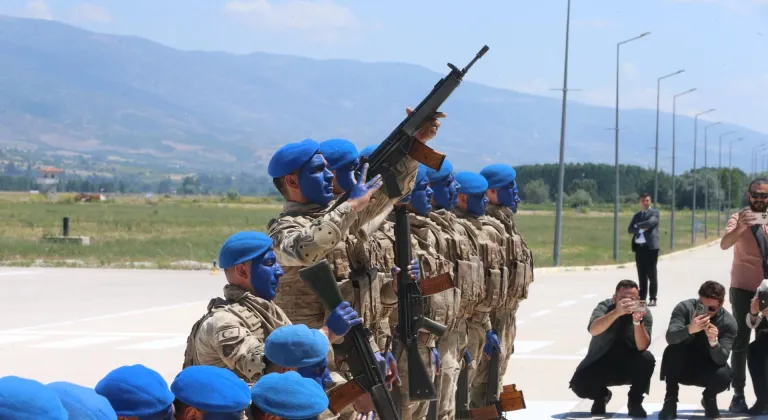 Tokat'ta Türk Hava Kuvvetleri paraşüt ekibi gösteri yaptı