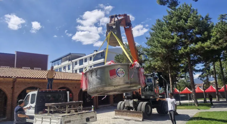 Tokat'ta yaklaşık 100 bin baklalı dolma pişirilecek 600 kilogramlık kazan iş makinesiyle indirildi