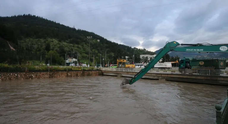 Tokat'ta Yeşilırmak'ın taşmaması için ekipler çalışıyor