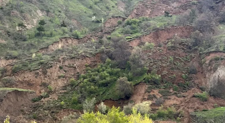 Tokat'taki heyelan anı güvenlik kamerasınca görüntülendi
