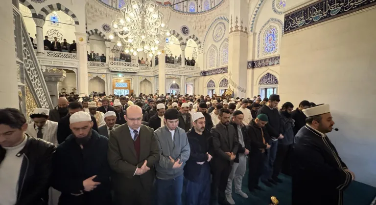Tokyo Camisi'nde bayram namazı kılındı