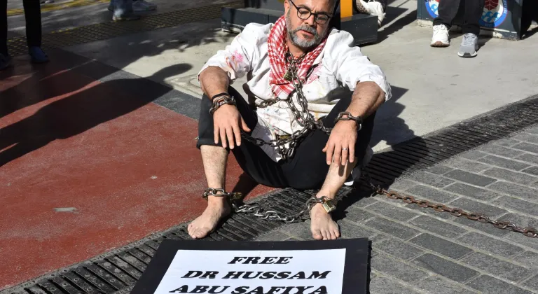 Trabzon'da akademisyenden Gazzelilere destek için protesto gösterisi