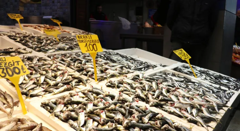 Trabzon'da balıkçı tezgahlarında istavrit ilgi görüyor