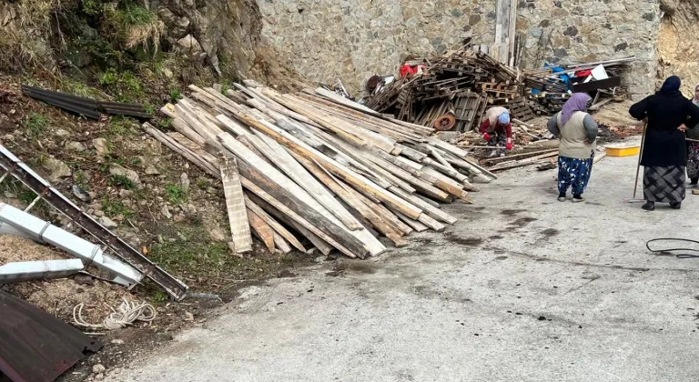 Trabzon'da fırtınada uçan çatı 4 otomobile zarar verdi