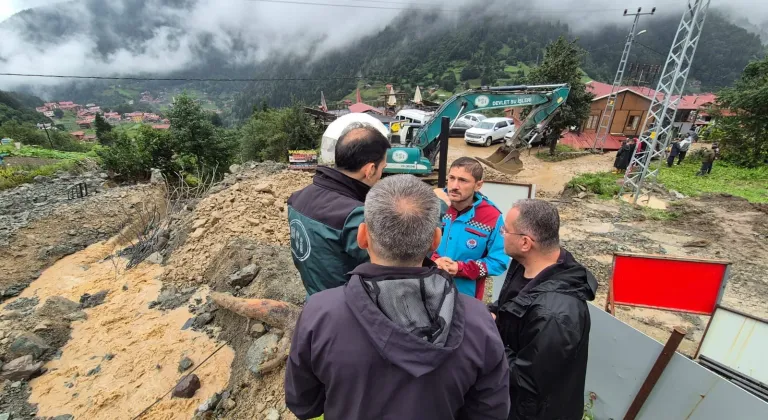 Trabzon'da sağanak nedeniyle taşan derede çalışmalar sürüyor