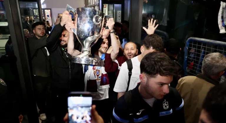 Trabzonspor taraftarları kupa şampiyonu takımlarını coşkuyla karşıladı
