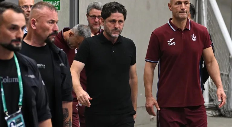 Trabzonspor'daki görevinden istifa ettiğini açıklayan Fatih Tekke, takım otobüsüyle stattan ayrıldı