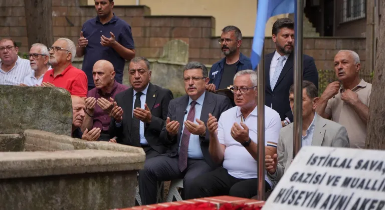 Trabzonspor'un ilk stadyumuna ismi verilen Hüseyin Avni Aker mezarı başında anıldı