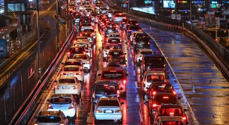 Trafiğe 4 ayda 690 bin taşıt eklendi: Yarısı 4 büyük ilde