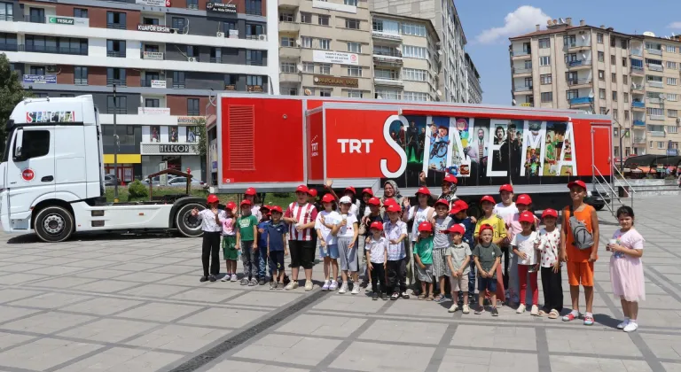 TRT Sinema Tırı, Elazığ'da çocuklarla buluştu