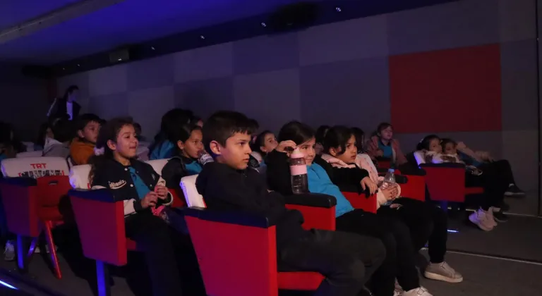 TRT Sinema Tırı Isparta'da çocuklara sinema keyfi yaşattı