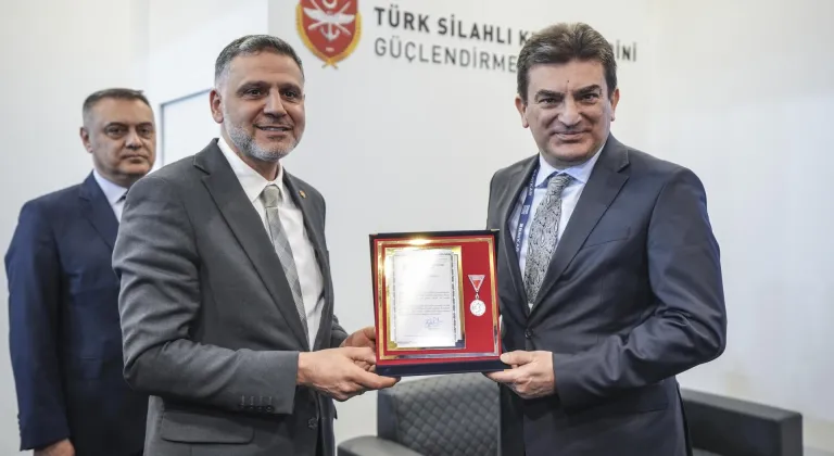 TSKGV, kitap gelirini vakfa bağışlayan OYAK Genel Müdürü Yalçıntaş'a madalya ve berat takdim etti