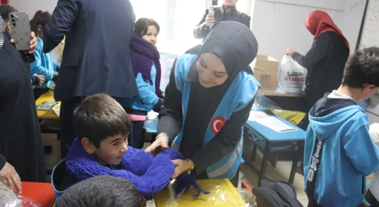TÜGVA öncülüğünde depremzede kadınlardan öğrencilere atkı desteği