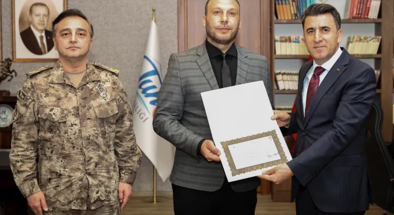 Tunceli'de boğulma tehlikesi geçiren kız çocuğunu kurtaran polisler ödüllendirildi